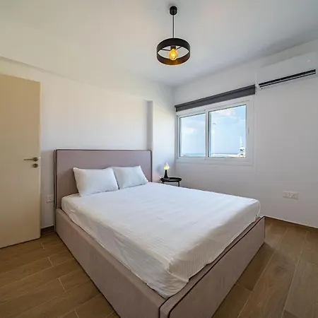 Peaceful Seaview Suite In Larnaca Center דירה